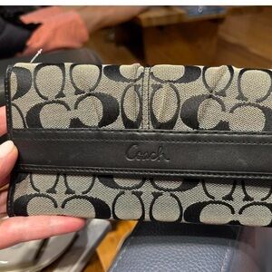 ❤️ Classic Coach Black and Tan Signature Wallet
